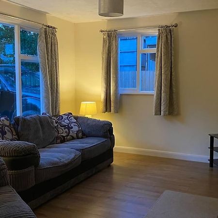Cheerful 3 Bedroom Bungalow With Indoor Fire Place 格洛斯特 外观 照片