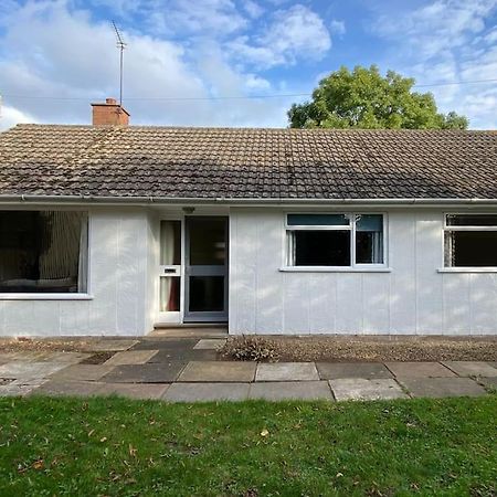 Cheerful 3 Bedroom Bungalow With Indoor Fire Place 格洛斯特 外观 照片