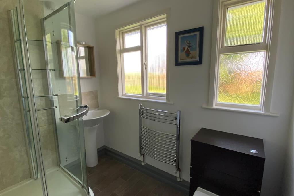Cheerful 3 Bedroom Bungalow With Indoor Fire Place 格洛斯特 外观 照片