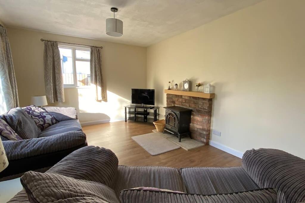 Cheerful 3 Bedroom Bungalow With Indoor Fire Place 格洛斯特 外观 照片