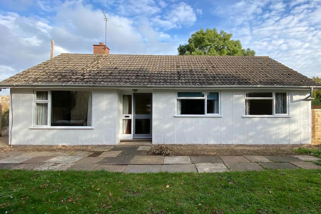 Cheerful 3 Bedroom Bungalow With Indoor Fire Place 格洛斯特 外观 照片