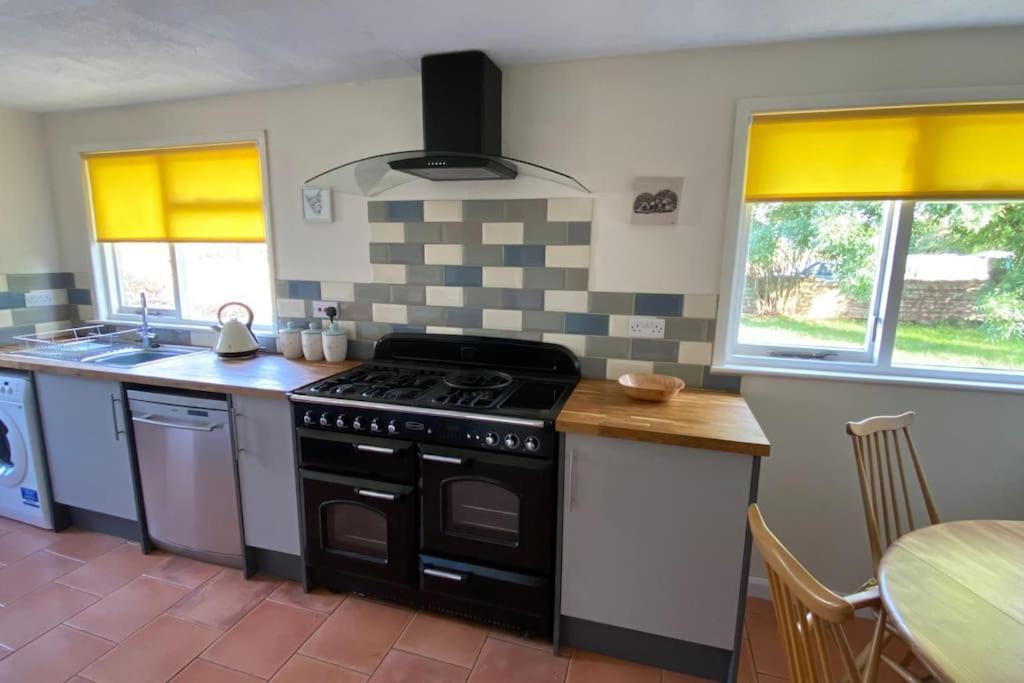 Cheerful 3 Bedroom Bungalow With Indoor Fire Place 格洛斯特 外观 照片