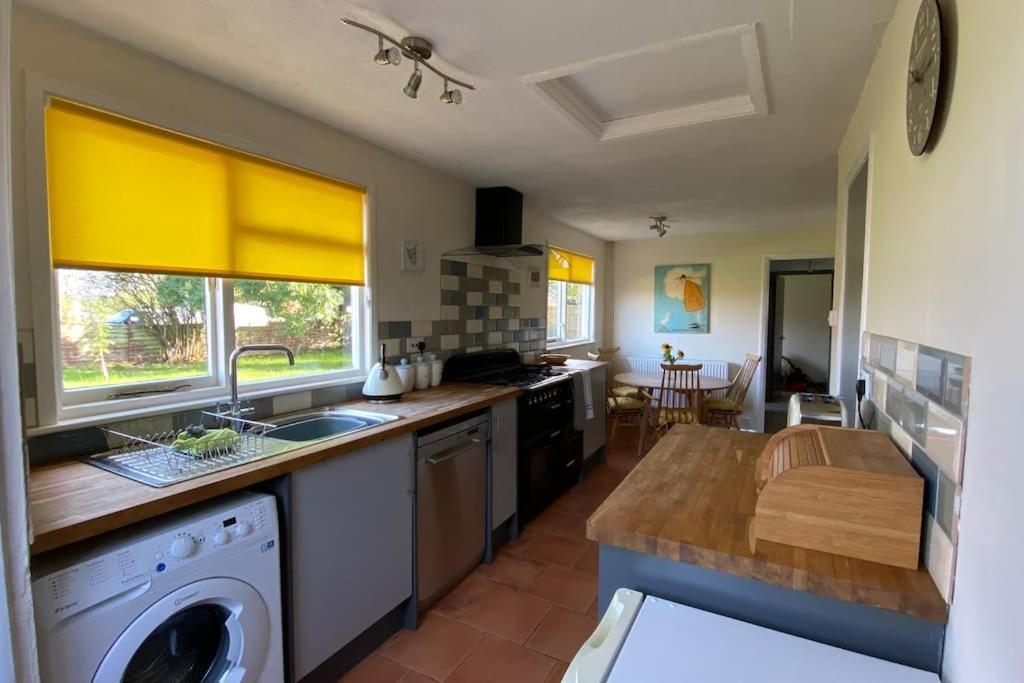 Cheerful 3 Bedroom Bungalow With Indoor Fire Place 格洛斯特 外观 照片