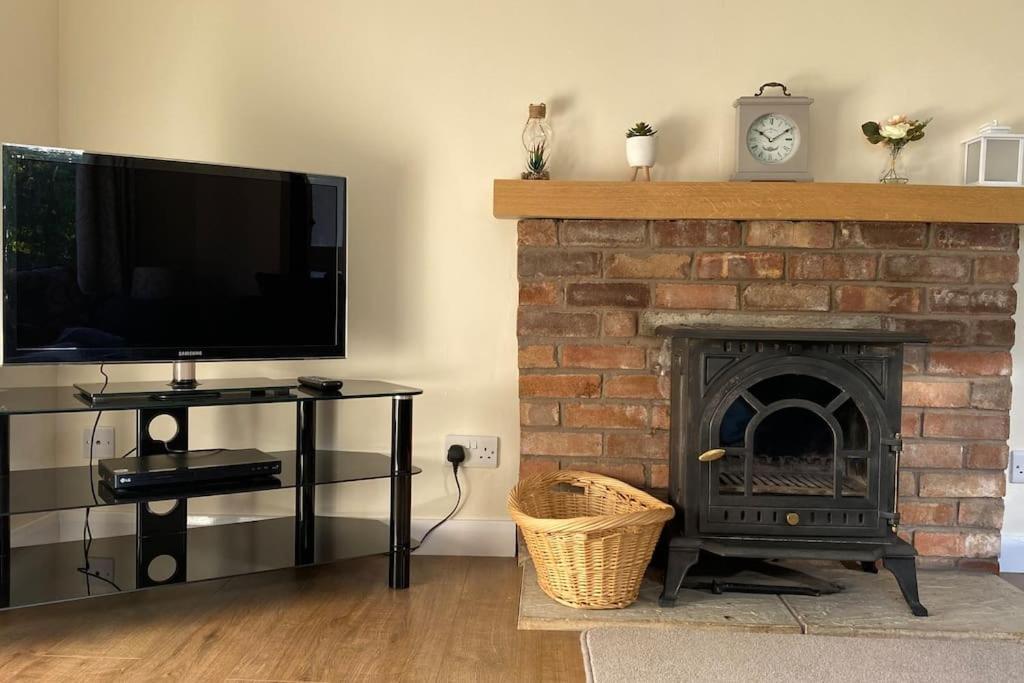 Cheerful 3 Bedroom Bungalow With Indoor Fire Place 格洛斯特 外观 照片