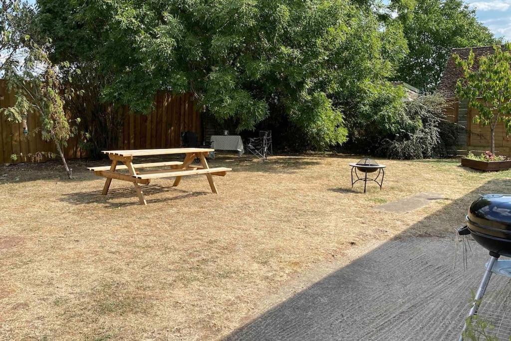 Cheerful 3 Bedroom Bungalow With Indoor Fire Place 格洛斯特 外观 照片