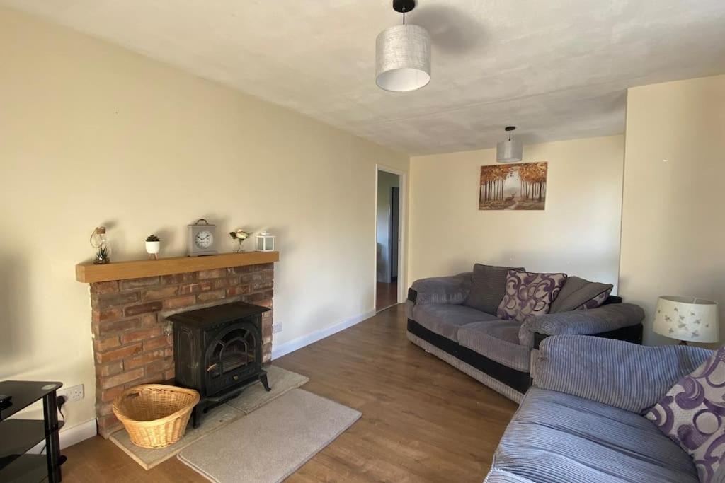 Cheerful 3 Bedroom Bungalow With Indoor Fire Place 格洛斯特 外观 照片